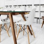 Eames Plastic Side Chair DSW vid ett matbord
