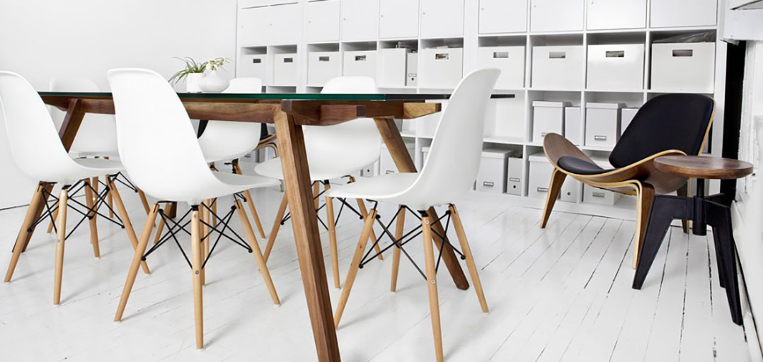 Eames Plastic Side Chair DSW vid ett matbord
