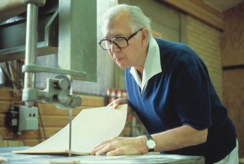 Hans J Wegner vid en såg.