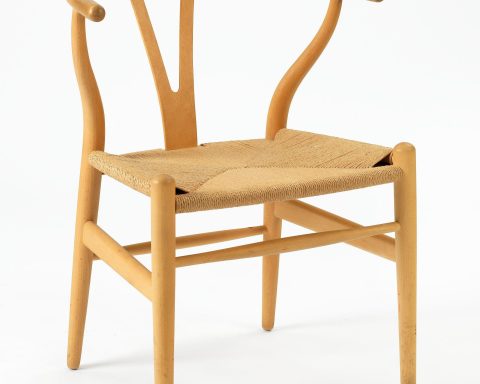Y-stolen - en klassisk trästol med vävd sits.