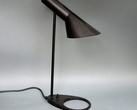 Svart AJ-lampa av Arne Jacobsen