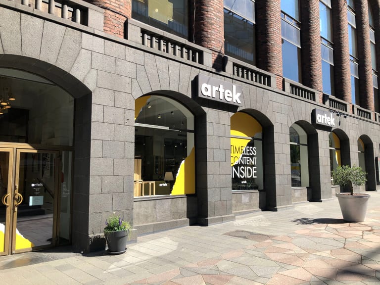 Artek – flaggskeppsbutiken på Centralgatan i Helsingfors, med Arteks namn över de välvda skyltfönstren i en stenfasad
