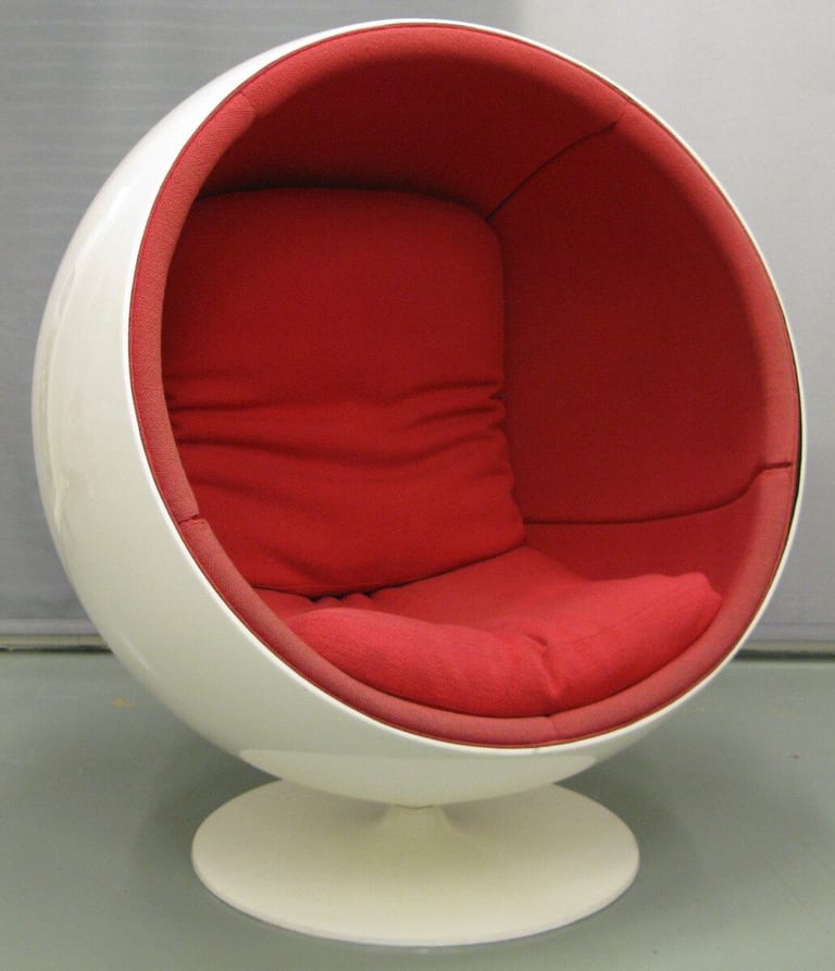 Ball Chair av Eero Aarnio från Asko med vitt skal, röd klädsel, två röda dynor och vit fot