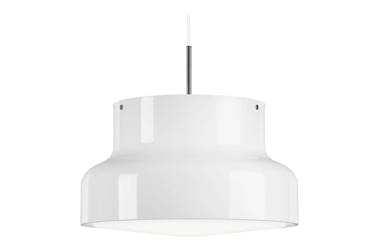 Bumling taklampa i vitt, en rundad skärm med opalglas undertill, i ett kromat pendelrör