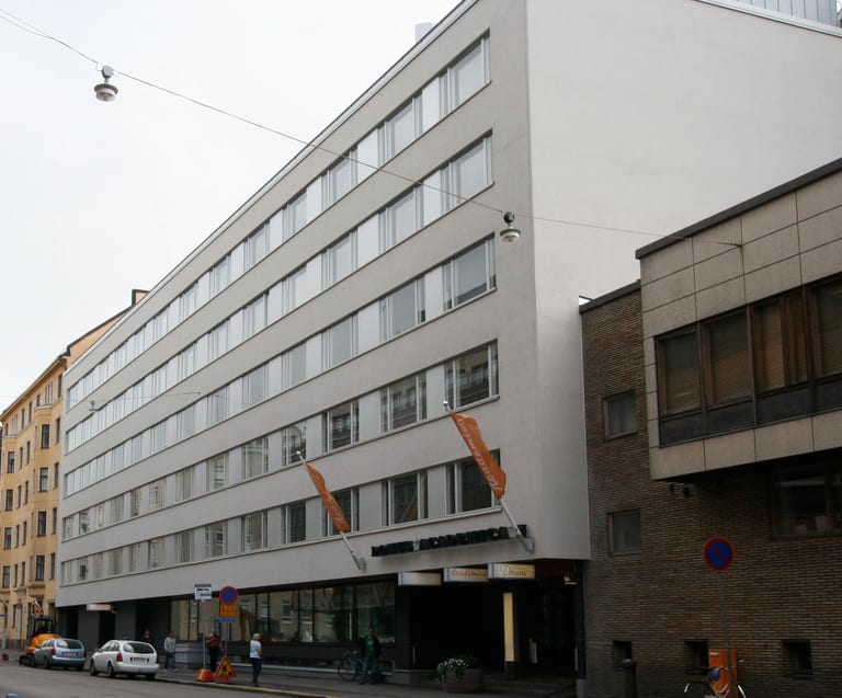 Domus Academica i Helsingfors, en ljus flervåningsbyggnad med bandfönster och skylten Domus Academica över entrén