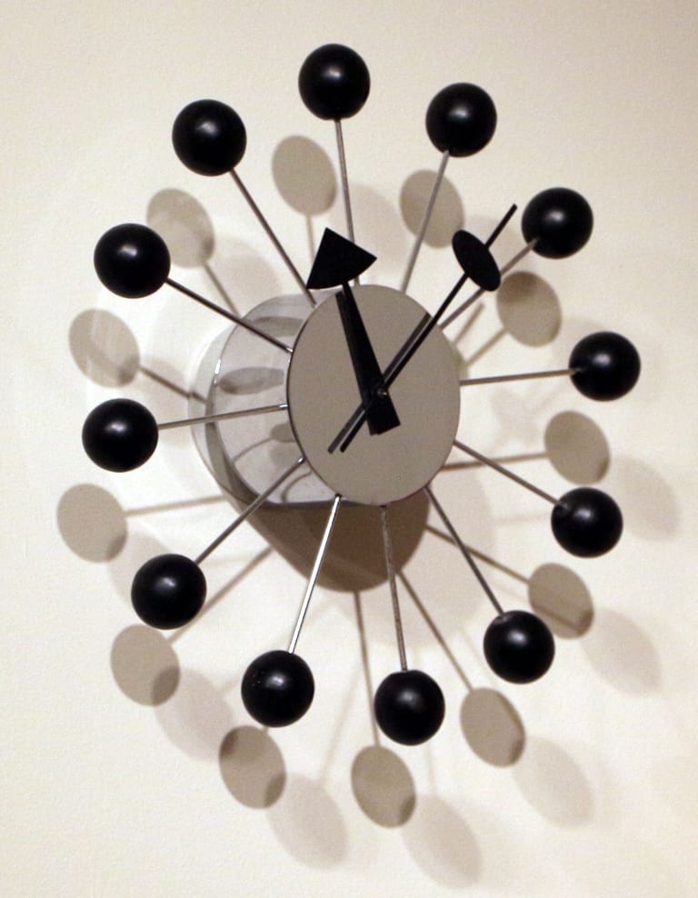 Ball Clock, väggklocka med bollar på stavar kring ett centrum, från George Nelsons byrå för Howard Miller Clock Company