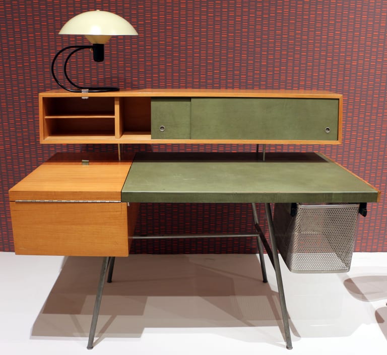 Skrivbord modell 4658 från George Nelsons byrå för Herman Miller, med en bordslampa av Greta von Nessen