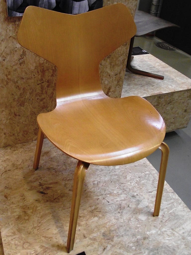 Grand Prix-stolen av Arne Jacobsen med fyra laminerade träben, utställd på en sockel