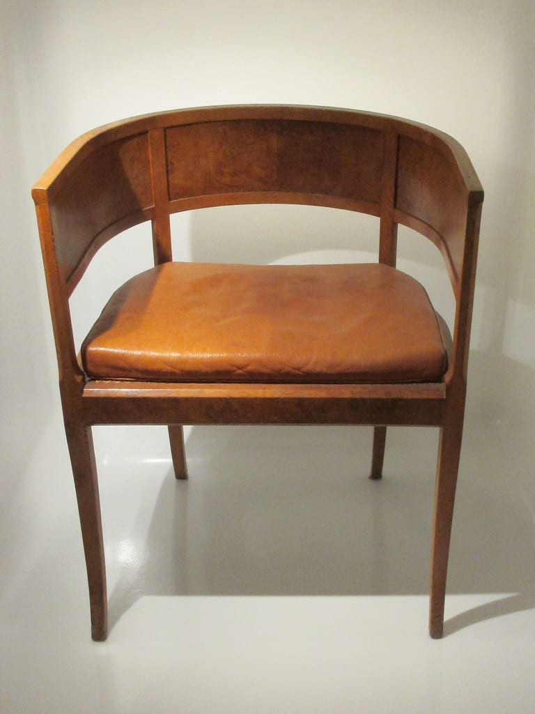 Kaare Klints stol för Thorvaldsens Museum, med rundad rygg i trä och sits i läder, utställd på Designmuseum Danmark