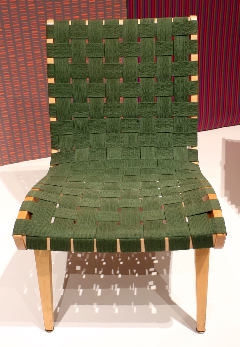 Jens Risoms lounge chair modell 650 från 1941, med träram och sits och rygg av flätade gröna remmar