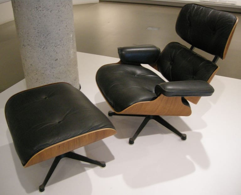 Eames Lounge Chair, modell 670, med pallen 671 i svart läder och fanerad plywood, i National Gallery of Victorias samling