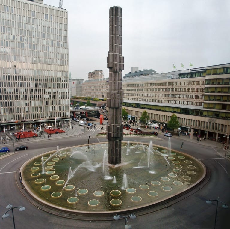 Rondellen på Sergels torg i Stockholm med en fontän i superellipsens form, sedd uppifrån