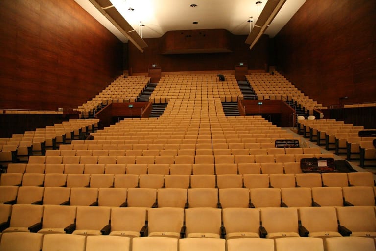 Stora salen i Helsingborgs konserthus med träklädda väggar och rader av ljusa fåtöljer som stiger mot bakre läktaren