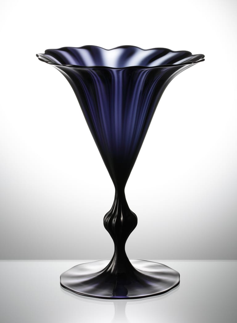 Violett Slottsglas-pokal med räfflad kupa och fot, Simon Gate och Knut Bergqvist, Orrefors 1923