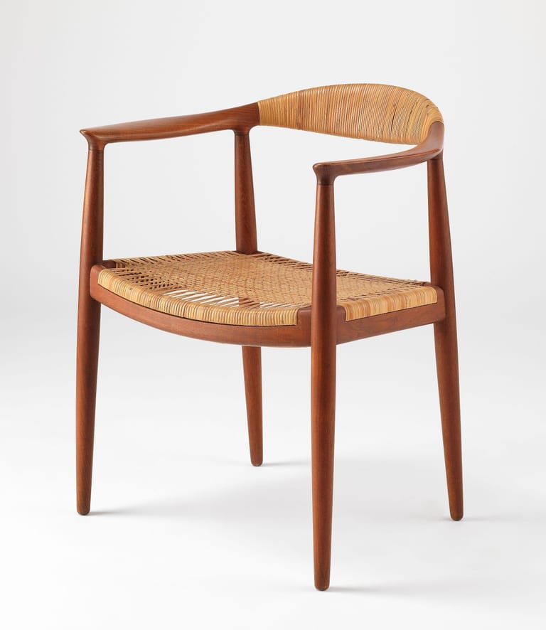 The Chair (JH501) i teak med flätad sits och rotting lindad runt ryggen, mot vit bakgrund